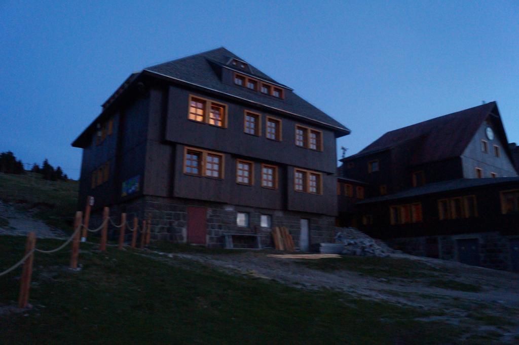 Schronisko Pttk Hala Szrenicka Hostel ชกลาร์สกา ปอเรมบา ภายนอก รูปภาพ